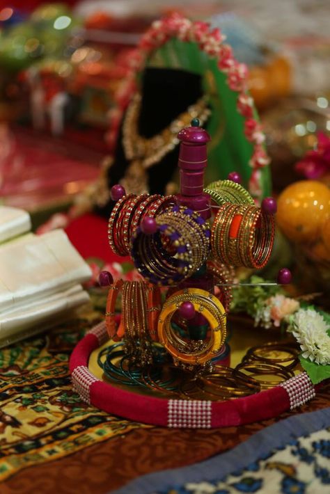 Bangle tray with stand Bangle Plate Decoration Ideas, Bangle Ceremony Tray, Bangles Ceremony, Engagement Plates, Shadi Decoration, Chhab Decoration, Engagement Indian, Wedding Trays, 7th Month