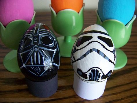 star wars easter eggs- brown yarn for hair on Leia, brown felt around Obie with light saber hot glued to side, Han or Luke in toy ship Star Wars Easter Eggs, Unique Easter Eggs, Pokemon Star Wars, Paper Mache Eggs, Star Wars Diy, Easter Egg Designs, Easter Egg Painting, Egg Painting, Egg Designs