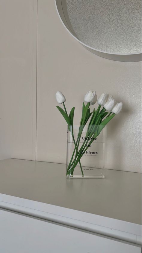 Book Vase Clear, Vase Tulips, Book Vase, Clear Book, Tulip Vase, Beach Instagram Pictures, Vase For Flowers, Flowers Tulips, Clear Vase