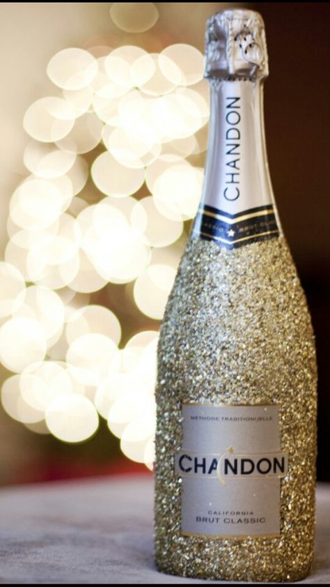 Sparkly Champagne Glitter Champagne Bottle, Luxury Liquor, Glitter Champagne Bottles, Glitter Wallpaper Iphone, Wine Knowledge, Bottle Of Champagne, Glitter Champagne, Vegetable Tray, Pamper Party