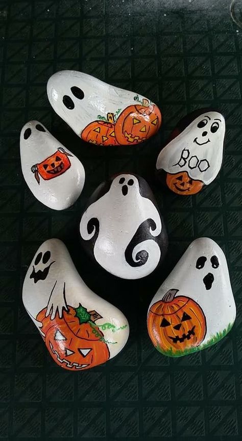 ^..^ Halloween 🎃 is coming! Paint these rocks and get ready for one of my favorite holidays. What are you going to be?..... Painted Rock Ideas, Tilda Fabric, Halloween Rocks, Painted Rocks Craft, Painted Rocks Diy, Fabric Coasters, Rock Painting Patterns, Pumpkin Painting, Halloween Painting