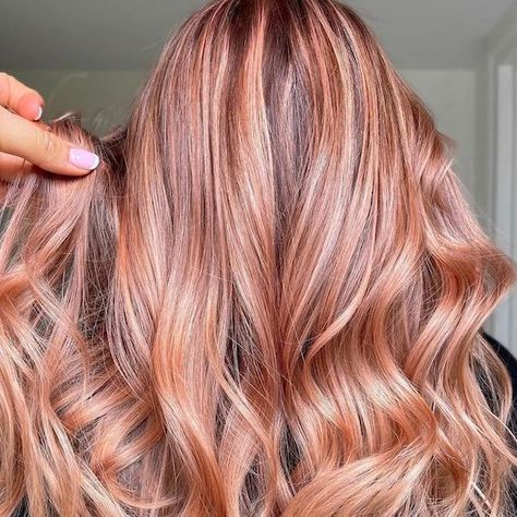 12 Ways to Create Peach Blonde Hair | Wella Professionals Peach Blonde Hair Color, Blonde Hair Color Formulas, Hair Color Formulas Wella, Peach Blonde Hair, Peach Blonde, Rose Gold Hair Shades, Blonde Looks, Rose Blonde Hair, Toner For Blonde Hair