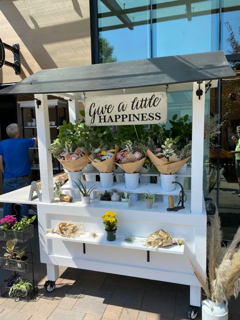 Flower Cart Sign, Flower Stand At Farmers Market, Flower Market Stand Ideas, Flower Shop Stand, Small Flower Stand, Portable Flower Stand, Flower Market Display Booth Ideas, Flower Cart Business, Road Side Flower Stand