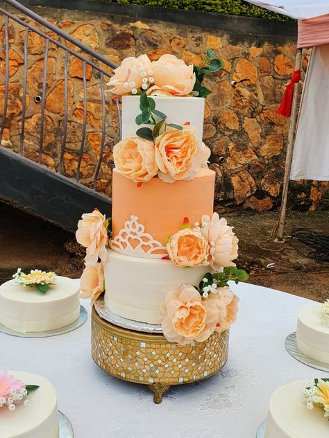 Peach Color Cake, Coral Color Wedding Theme, Coral Wedding Cakes, Peach Floral Wedding, Wedding Cake Peach, Floral Wedding Cake, Special Cakes, Cake Inspo, Coral Wedding