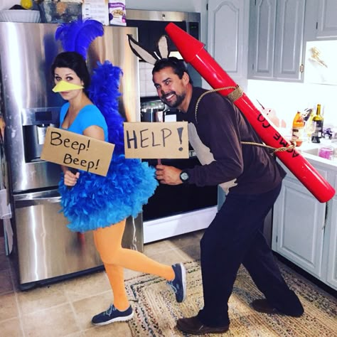 Looney Tunes Roadrunner and Wile E. Coyote Halloween costume. Costumes For Couples, Diy Kostüm, Creative Costumes, Halloween Costumes For Couples, Group Halloween Costumes, Family Halloween Costumes, Halloween 2019, Adult Halloween Costumes, Family Halloween