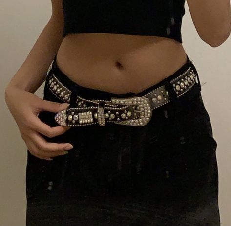 Black Bb Belt Outfit, Y2k Belt Aesthetic, Outfits With Bb Belt, Bb Belts Outfit, Rhinestone Belt Outfit Y2k, Cool Belts Fashion, Diamond Belt Outfit, Bb Belt Outfit Girl, Y2k Belt Outfit