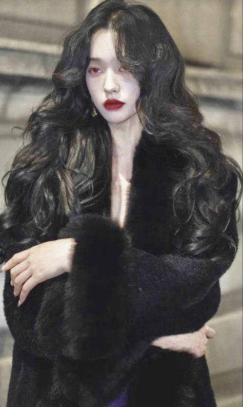 Long Gothic Hair, Gothic Hairstyles, Dita Von Teese, Hair Reference, Curly Hair Tips, American Beauty, Portrait Inspiration, Aesthetic Hair, Photo Reference