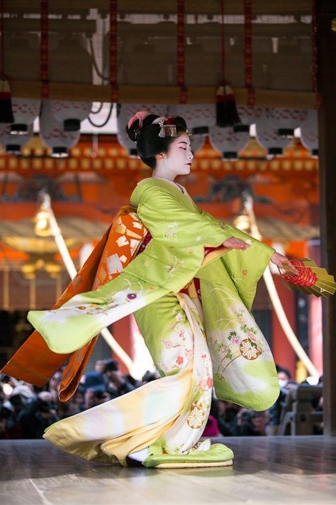 Japanese Dance Traditional, Traditional Kimono Japan, Japanese Fan Dance, Geisha Dance, Japanese Dance, Kimono Geisha, Traditional Japanese Clothing, Japanese Traditional Clothing, Japanese Festival