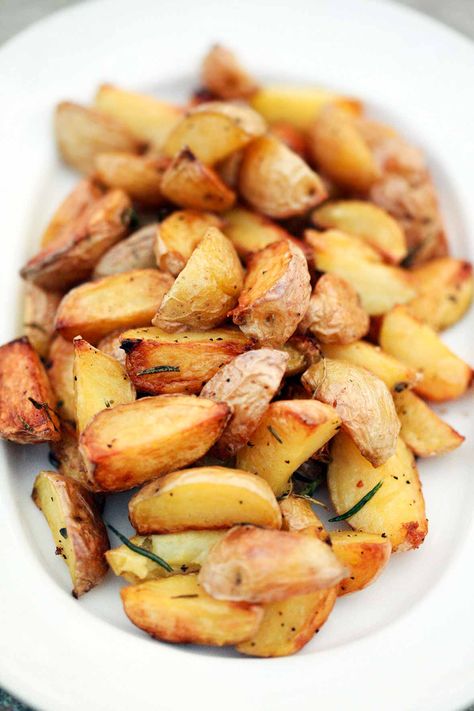 These roasted potatoes on the grill are a cinch to make–simply potatoes, garlic, oil, and rosemary. And no more turning on the oven or running back and forth between grill and stovetop for the side dish next time you grill. Roasted Potatoes On Grill, Roasted Potatoes On The Grill, Summer Sides Recipes, Potatoes On The Grill, Grilling Recipes Sides, Foil Packet, Healthy Grilling Recipes, Grilled Steak Recipes, Grilled Potatoes