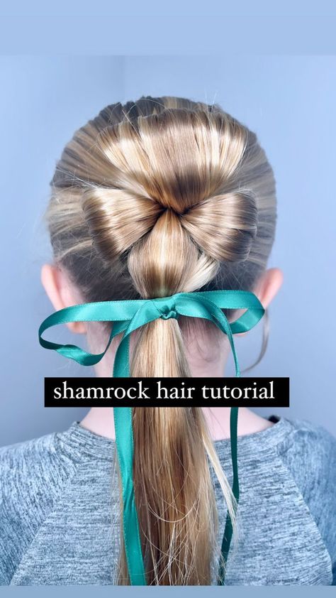 St. Patrick's Day Hairstyle - SHAMROCK HAIR TUTORIAL: Here is a simple and fun hair tutorial for St. Patrick's day for girls. This is a cute and easy St. Patrick's Day hairstyle. St Patrick’s Day Hairstyles, St Patrick’s Day Hair, Clover Hairstyle, St Patricks Day Hair, Shamrock Hair, Day Hairstyles, Girl Hair Dos, Old Hairstyles, Hairstyles For Girls