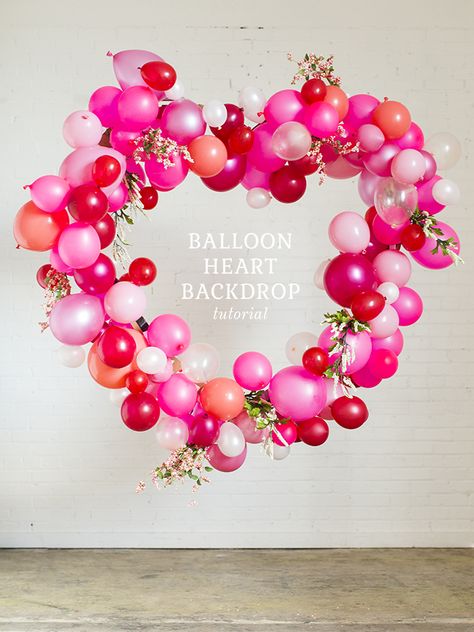 here's how to make a balloon heart backdrop for your wedding (or any party!) Heart Backdrop, Valentines Bricolage, Balloon Heart, Balloon Wreath, Ballon Party, Valentinstag Party, Valentines Balloons, 카드 디자인, Balloon Backdrop