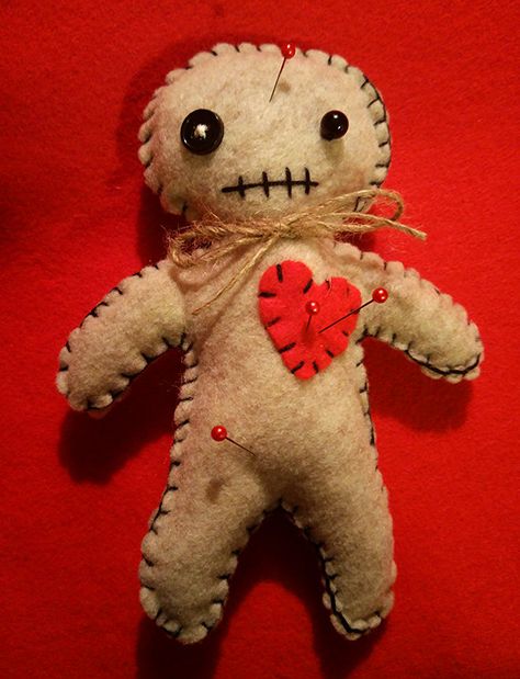 Free Voodoo Doll Sewing Patterns, Goth Craft Ideas, Kawaii Witchcraft, Diy Voodoo Doll, Felt Voodoo Doll, Voodoo Doll Costume, Voodoo Costume, Goth Diy, Felt Plush