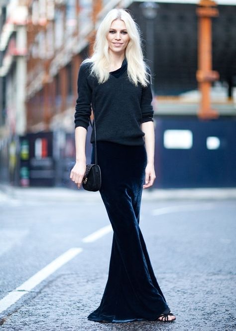 Midnight velvet maxi skirt monochromatic Velvet Skirt Outfit, London Fashion Week Street Style, Walking Down The Street, London Fashion Weeks, Woman In Black, Quoi Porter, Model Street Style, Fashion Articles, Looks Street Style