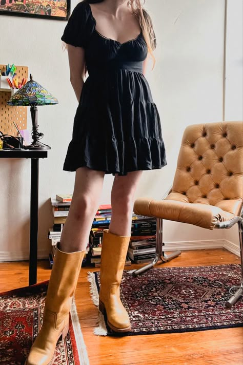 Frye Campus 14l Boots Outfit, Frye Campus Boots Outfit Winter, Frye Campus Boots Banana Outfit, Frye Boots Aesthetic, Frye Boots Outfit Summer, Tall Boots Outfit Summer, Appalachia Wedding, Campus Boots Outfit, Light Brown Boots Outfit