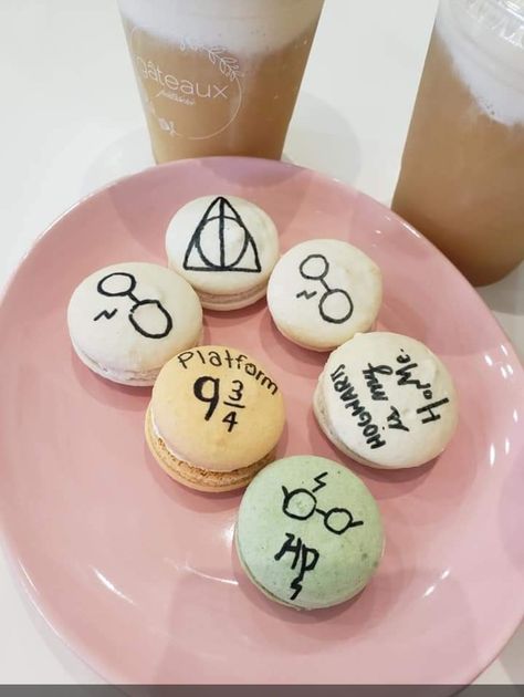 Harry Potter macaroons??? Yes please! Disney Macaroons, Yes Please, Macaroons, Macarons, Harry Potter