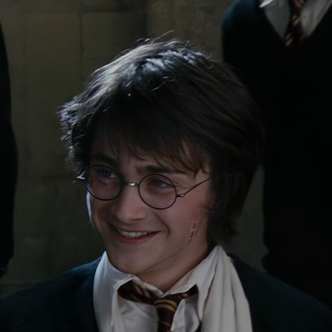 Harry Potter With Long Hair, Harry Potter Smiling, Young Harry Potter, Hp Movies, Daniel Radcliffe Harry Potter, Harry Potter Icons, Harry Potter Scene, Fred Weasley, Harry Potter Actors