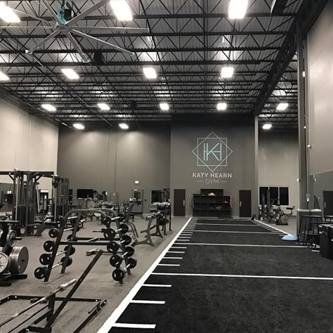 Big Gym Design, Cool Gym Aesthetic, Own Gym Business, Best Gyms In The World, Minimalist Gym Design, Gym Owner Aesthetic, Gym Feature Wall, Commercial Gym Design Interiors, Gym Interior Design Ideas Fitness Studio