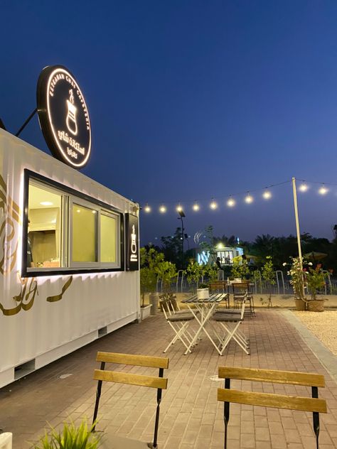 Food Trucks Aesthetic, Small Restaurant Aesthetic, Aesthetic Food Truck, Food Truck Aesthetic, Small Shop Design, Foodtrucks Ideas, Food Court Design, Food Stall Design, Small Restaurant Design