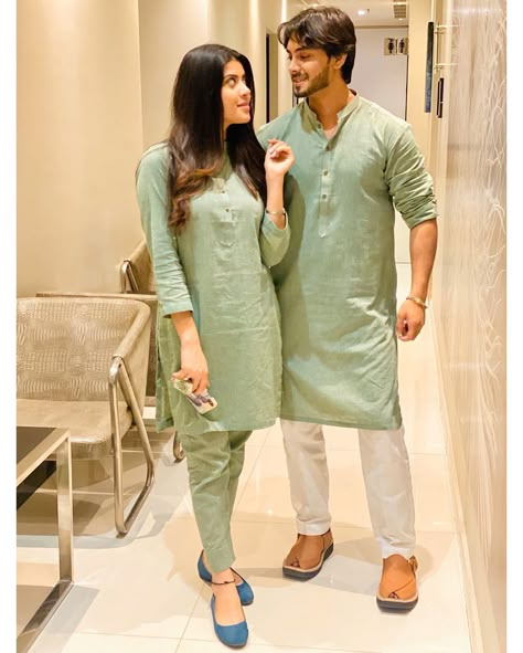 Couple Dressing Matching Pakistani, Twinning Ideas For Couples, Kurta Pajma Designs Women, Couple Kurta And Kurti, Eid Couple Outfit, Couple Kurta Design, Couples Twinning Outfits, Couple Night Dress, Matching Suit And Dress Couple