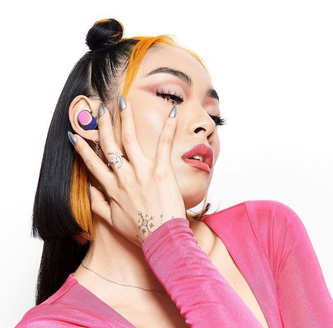 40.7k Likes, 367 Comments - Rina Sawayama (@rinasonline) on Instagram: “pixels the ONLY way I can feel the SHEER POWER of SAWAYAMA is with @skullcandy 🔥🔥🔥 #feelSkullcandy…” Rina Sawayama Wallpaper, 1960s Makeup, Rina Sawayama, Ad Photography, Western Artist, Niigata, Female Musicians, Instagram Wallpaper, Cool Poses