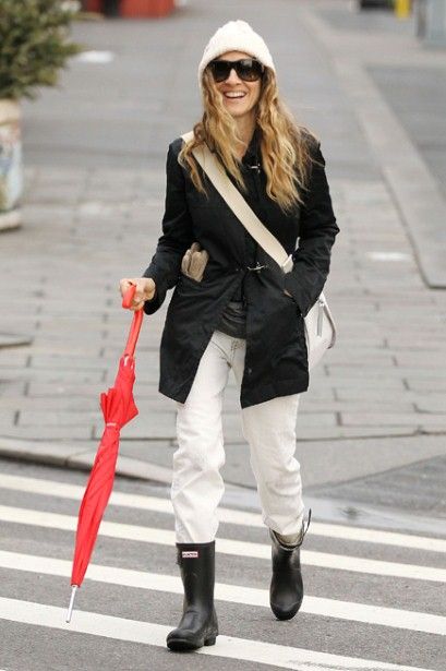 Jessica Parker / Rainy Outfit / Looks de Lluvia / Rain Boots / botas de agua / hunter / short Hunter / Black Hunter Welly Outfit, Rain Shoes Outfit, Rainy Boots Outfit, Short Hunter Boots Outfit, Short Rain Boots Outfit, Rainboot Outfits, Rain Boots Outfit Fall, Raining Outfit, Hunter Boots Fashion