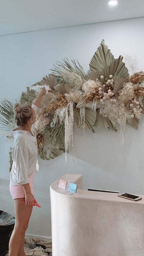 Dried Flower Installation On Wall, Preserved Flower Wall Hanging, Dried Flower Wall Installation Diy, Dried Floral Wall Installation, Wall Floral Installation, Pompous Wall Decor, Pompass Grass Wall Decoration, Flower Wall Arrangements, Dried Flower Wall Installation