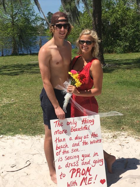 Beach Promposal Prom Proposal For Girlfriend Cute Ideas, Beach Promposal, Perposal Ideas, Prom Proposal For Girlfriend, Promposal Ideas For Girlfriend, Prom Asks, Prom Proposal Ideas, Single Asf, Prom Things