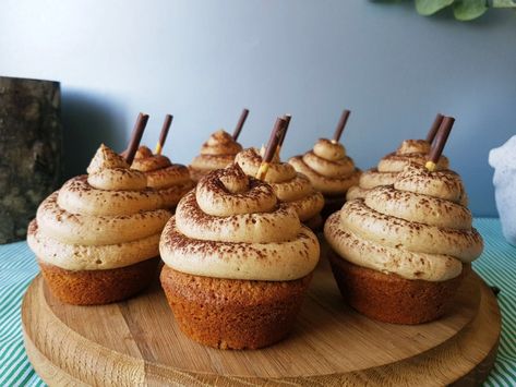 White Chocolate and Coffee Ganache Filled Cappuccino Cupcakes with Espresso Buttercream Icing Cappuccino Cupcakes, Cupcake Frosting Tips, Coffee Ganache, Flavored Frosting, Espresso Buttercream, Coffee Desserts, Baking Techniques, Coffee Buttercream, 5 Minute Meals