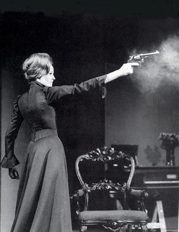 Maggie Smith in Ibsen's "Hedda Gabler", 1970. National Theatre/Cambridge Theatre. Directed by Ingmar Bergman Hedda Gabler, Maggie Smith, 사진 촬영 포즈, National Theatre, Figure Poses, Character Poses, Brigitte Bardot, 영감을 주는 캐릭터, Pose Reference Photo