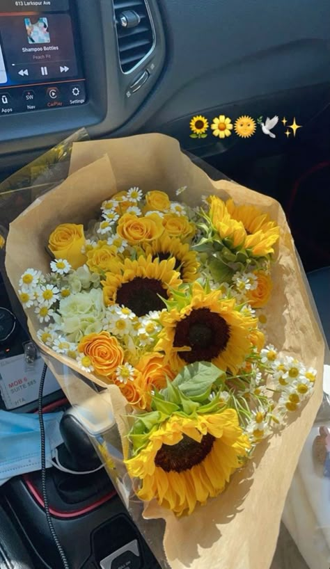 Bouquet With Sunflowers, Sunflowers And Daisies, Sunflower Bouquet, Boquette Flowers, Color Vibe, Sunflower Bouquets, Nothing But Flowers, Flower Therapy, Beautiful Bouquet Of Flowers