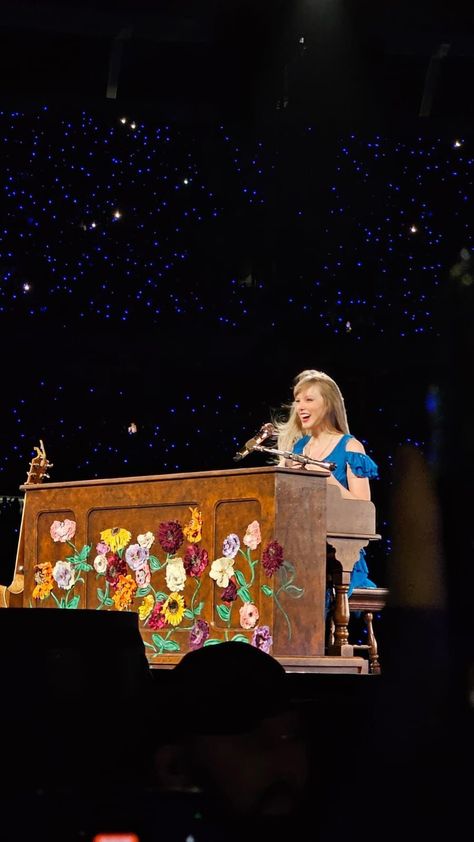 Taylor Swift Surprise Song Piano, Taylor Swift Eras Tour Piano, Surprise Song Piano, Taylor Argentina, Surprise Songs Eras Tour, Taylor Swift Argentina, Debut Wallpaper, Pretend City, Song Tattoos