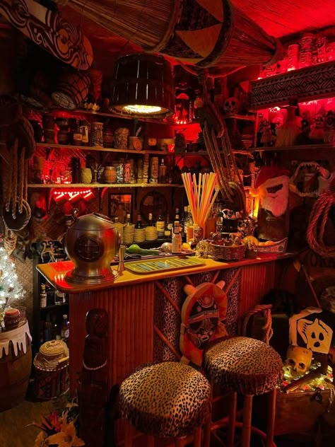 Tiki Bar Restaurant Ideas, Tiki Bar Aesthetic, Tiki Aesthetic, Tiki Modern, Kava Bar, Vintage Tiki Bar, Tiki Garden, Vintage Hawaiian Decor, Bohemian Bar