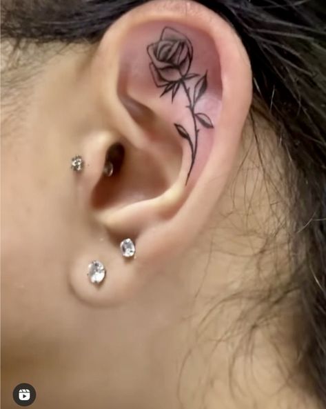 Ear Rose Tattoo, Cartilage Tattoo, Ear Lobe Tattoo, Tragus Tattoo, Tatoo Rose, Inner Ear Tattoo, Different Ear Piercings, Behind Ear Tattoos, Small Finger Tattoos