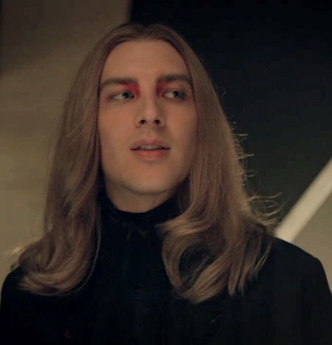 i Love michael langdon ❤️ Edward Mordrake, American Horror Story Apocalypse, Fern Michaels, Michael Langdon, Ryan Murphy, Tv Icon, Boys Long Hairstyles, Katherine Mcnamara, Hot Actors