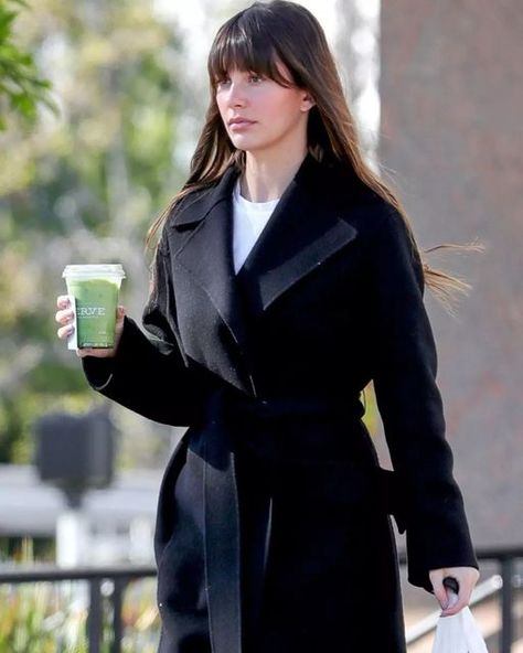 Camila Morrone, Mode Inspo, Fashion Consultant, Casual Elegance, Winter Looks, Comfy Outfits, Black Coat, Boyfriend Jeans, Florence