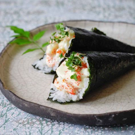 Sushi Hand Rolls, Temaki Sushi, Sushi Ideas, Gourmet Food Plating, Japanese Sweets Wagashi, Sashimi Sushi, Types Of Sushi, Nigiri Sushi, Nori Seaweed