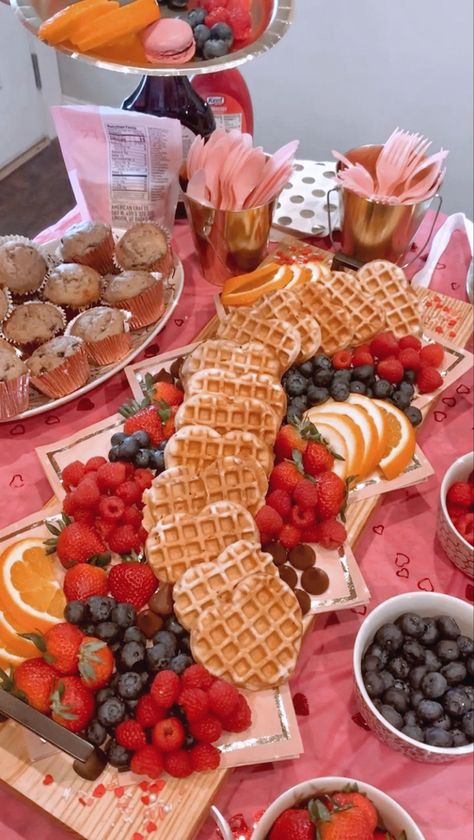 Valentines Day Brunch Ideas, Galentine Brunch, Valentines Day Brunch, Valentine Brunch, Galentines Party Ideas, Vday Party, Galentines Brunch, Valentines Party Food, Valentines Brunch