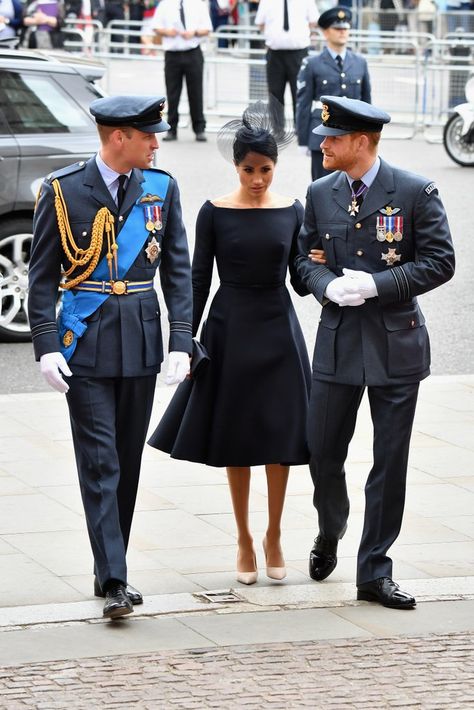 Meghan Markle's Black Dior Dress Princ Harry, Looks Kate Middleton, Prins William, Princesa Real, Givenchy Dress, Dresses Mother Of The Bride, Prins Harry, Princess Meghan, Prince Harry And Megan