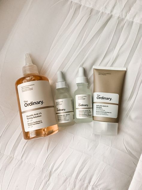 The ordinary products are perfecr for sunday self care goals and for a daily skincare routine. For oily and acne-prone skin, i like using the niacinamide and zince 1% along with the glycolic acid toner and squalene facewash. Deciem carries the whole line, as does Sephora.  #skincareproducts #skincaretips #selfcareroutine #selfcaresunday #theordinaryskincare Haut Routine, Skin Blemishes, Pretty Skin, Face Hydration, Body Skin Care Routine, Beauty Skin Care Routine, Skin Care Essentials, Skin Care Products, Face Serum