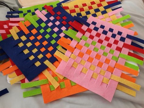 Felt weaving Weaving Activities For Kids, Weaving Preschool, Felt Weaving, Weaving Activities, Weaving Paper, Funky Fingers, Weaving For Kids, Placemats Kids, Paper Weaving