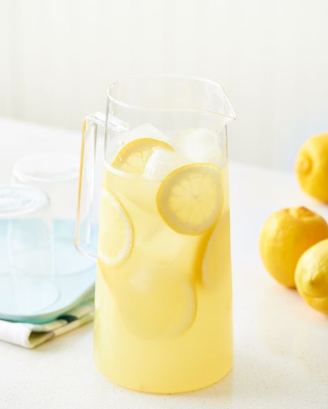 Learn how to juice a dozen lemons at once for lemonade all summer long. How To Make Lemonade, Frozen Strawberry Lemonade, Green Drink Recipes, Apricot Smoothie, Homemade Lemonade Recipes, Party Drinks Alcohol, Make Lemonade, Summer Smoothies, Lemonade Recipe