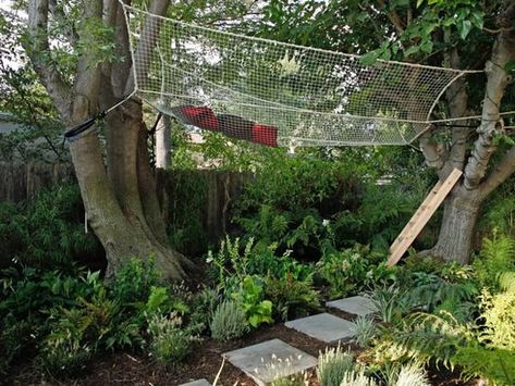 21 Inspirational examples of outdoor summer lounging spaces Backyard Hammock Ideas, Hammock Ideas, Backyard Hammock, Backyard Trampoline, Tree House Kids, Outdoor Loungers, Budget Garden, Outdoor Beds, Deck With Pergola