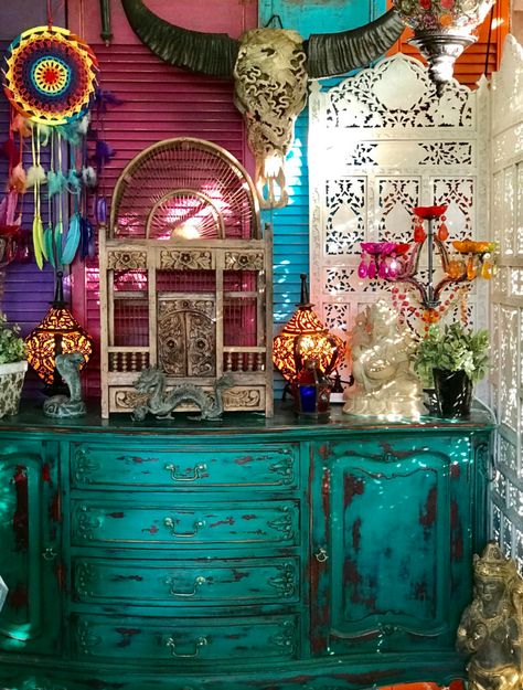 Home Tour: Stunning Maximalist and Boho Chic Home - The Keybunch Decor Blog Bohemian Homes, Hippie Homes, I Love Lamp, Bohemian House, Maximalist Decor, Boho House, Home Inspiration, Boho Living, Decorating Blogs