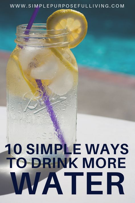 10 Simple and easy ways to drink more water. Easy tips for how to drink more water everyday. Ways To Drink More Water, Water Health Benefits, Not Drinking Enough Water, Water Challenge, Yoga Posen, Whiskey Drinks, Tropical Drink, Drink More Water, More Water