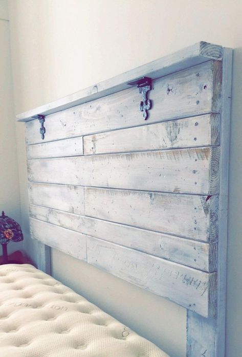 Rustic Headboard Diy, Rustic Wood Headboard, Diy Wood Headboard, Modern Woodworking, Table Woodworking, Rustic Furniture Diy, Pallet Headboard, Rustic Woodworking, Rustic Headboard