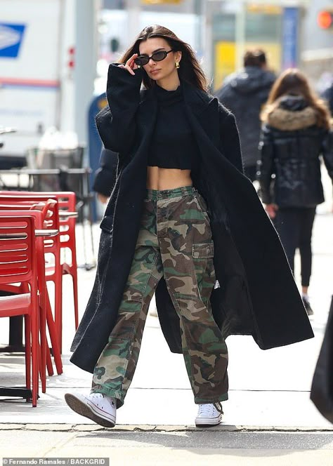 Emily Ratajkowski Style Winter, Emily Ratajkowski Style Street, Emrata Street Style, Emrata Outfits, Ratajkowski Style, Aliyah Outfits 90s, Emrata Style, Emily Ratajkowski Outfits, Uni Fashion