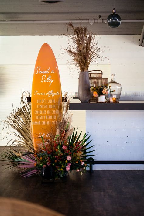 We're ready to hit the beach with this California dinner party. You can't miss this fun, seaside event on PartySlate.  #barideas #cocktailhour #eventplanning #dinnerparty #eventinspo California Party Theme, Beach Dinner Party, Beach Dinner Parties, Vintage Beach Party, Retro Ocean, Beach Centerpieces, Retro Nautical, Goa Wedding, Beach Bash