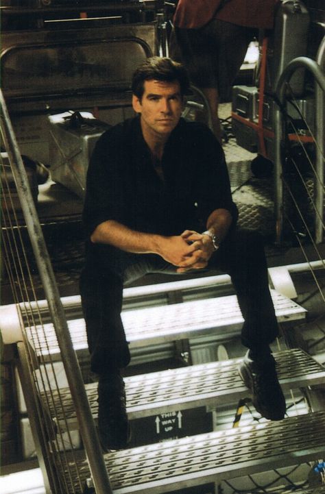 Pierce Brosnan on the set of Die Another Day Pierce Brosnan James Bond, Tomorrow Never Dies, Crown Affair, Thomas Crown Affair, Aaliyah Pictures, James Bond Style, 007 James Bond, James Bond Movies, Ian Fleming