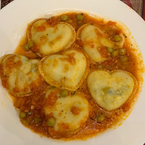 Heart Shaped Food Dinner, Ravioli Aesthetic, Heart Shaped Ravioli, Manti Recipe, Heart Pasta, Shaped Food, Ravioli Pasta, Heart Shaped Food, Fun Foods