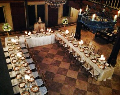 U-shaped #bridal head table. Perfect idea!!! Sit your maid/matron of honor and your best man on either side of you and the remainder of the party down the sides. #headtable 50 People Table Set Up, U Shaped Wedding Reception, 8ft Banquet Table Wedding, Head Table For Large Wedding Party, Rectangle Table Wedding Layout 170, Large Wedding Party Head Table, U Shape Head Table Wedding, Bridal Head Table, Long Wedding Tables